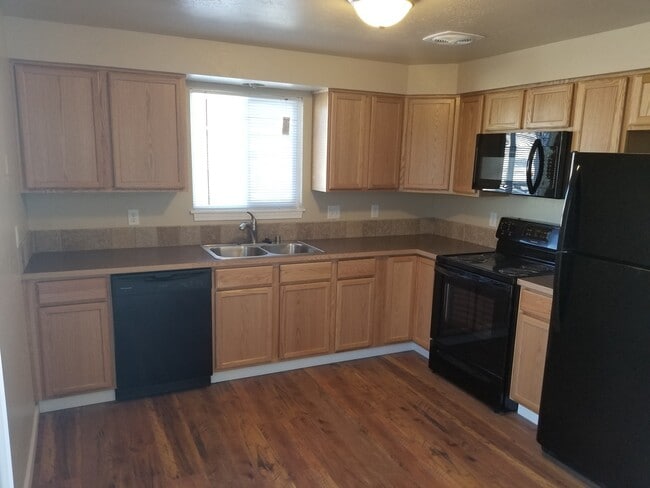 Building Photo - Large 4 bedroom, 2.5 bath duplex Rental