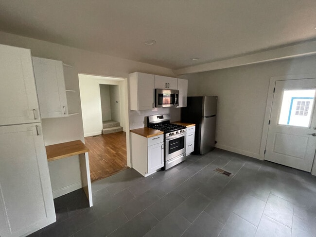 Photo - 812 E 44th St