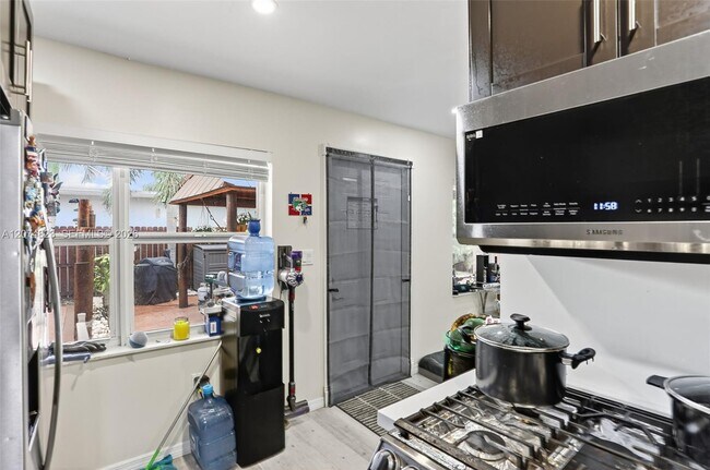 920 SW 30th St Unit 3