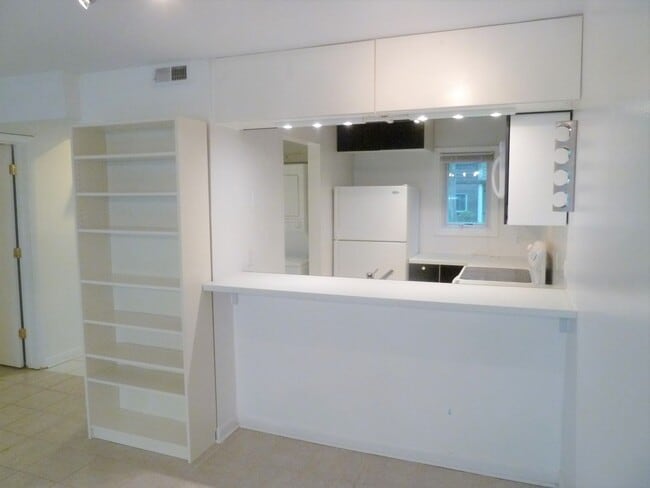 Photo - Sleek, Modern Two bedroom Chancellor Squar... Unit A-3