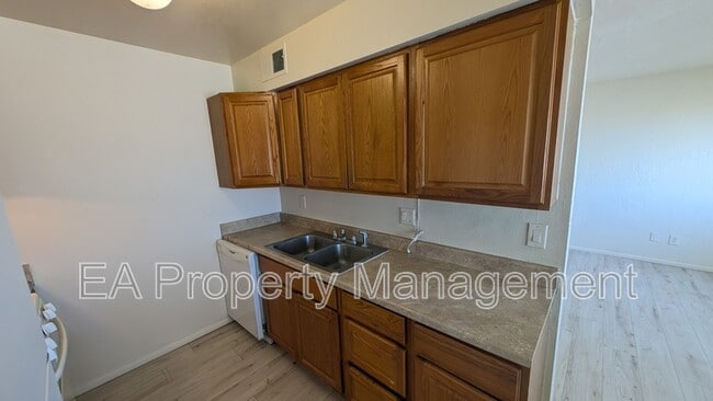 Photo - 812 Chelwood Park Blvd NE