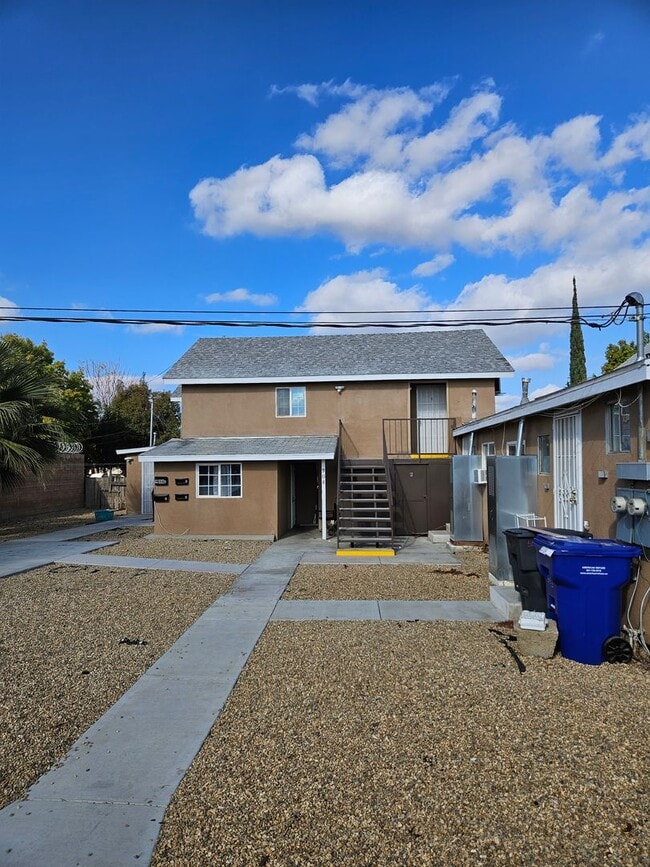 Building Photo - 908 6th St Unit B