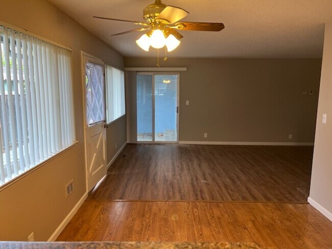 Photo - TOWNCOUNTR Unidad 2040 towne & country