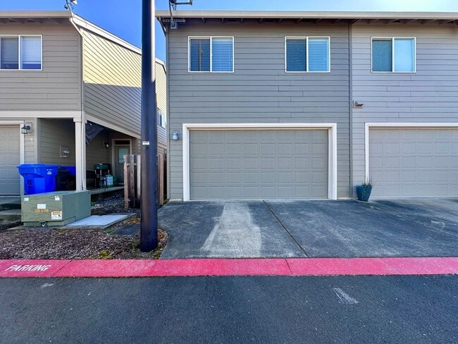 Photo - Modern 3 Bed/2.5 Bath with Double Car Garage Townhome in Sandy, OR!