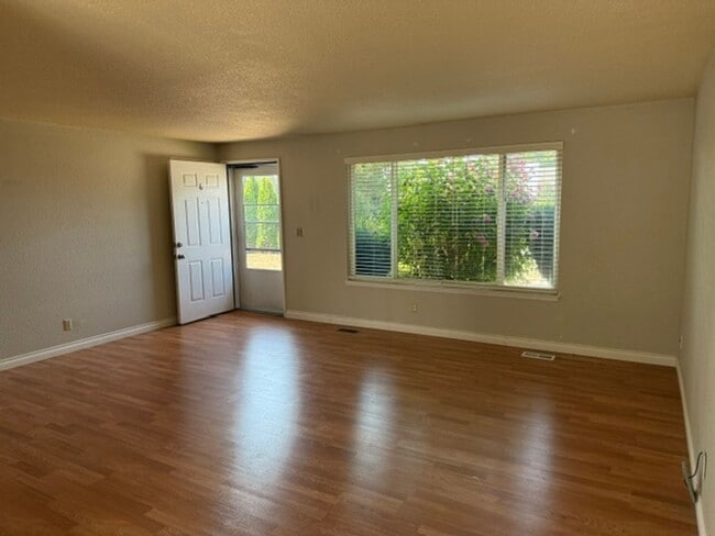 Photo - 2501-2503 Bridgeport Way West