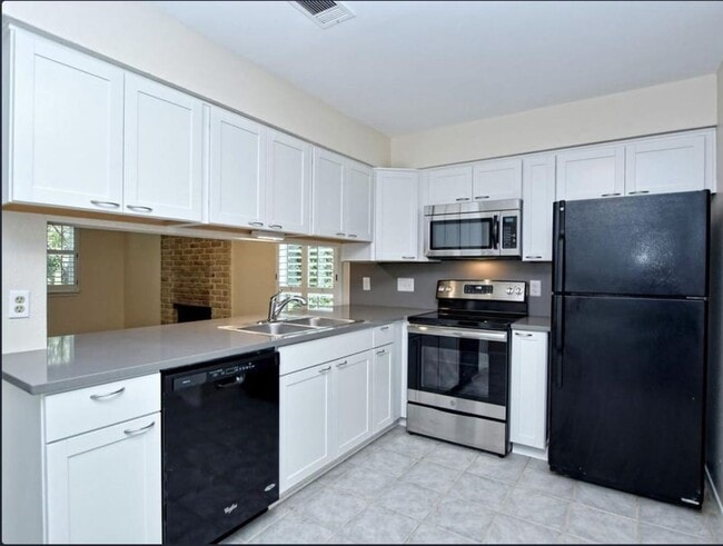 Building Photo - Charming 2 bed 1.5 bath Home in Cinnamon R...