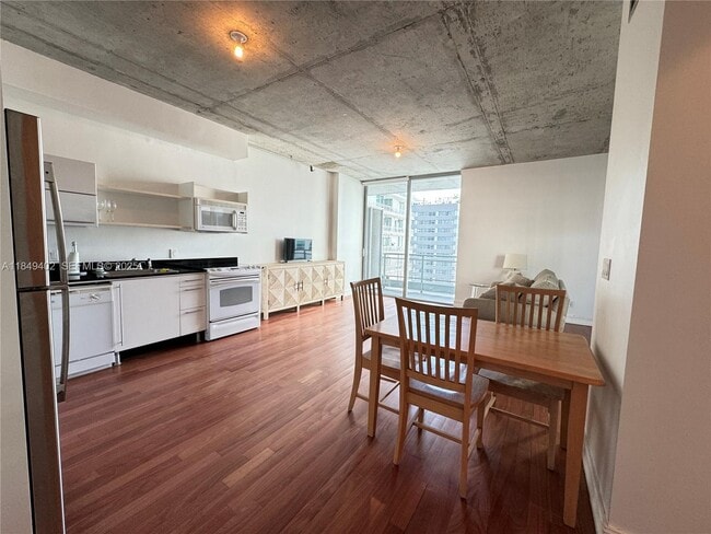 Building Photo - 690 SW 1st Ct Unit 2123