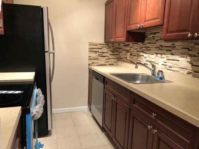 D/W, Stainless Sink - 13 Presidential Dr Unit 13