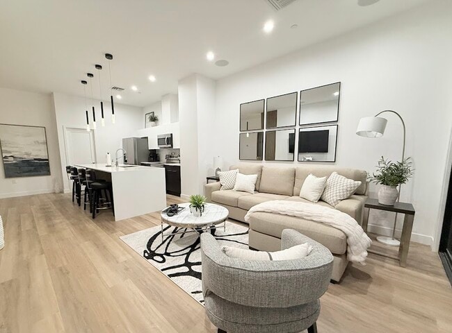 Building Photo - 4220 N 32nd St Unit 34