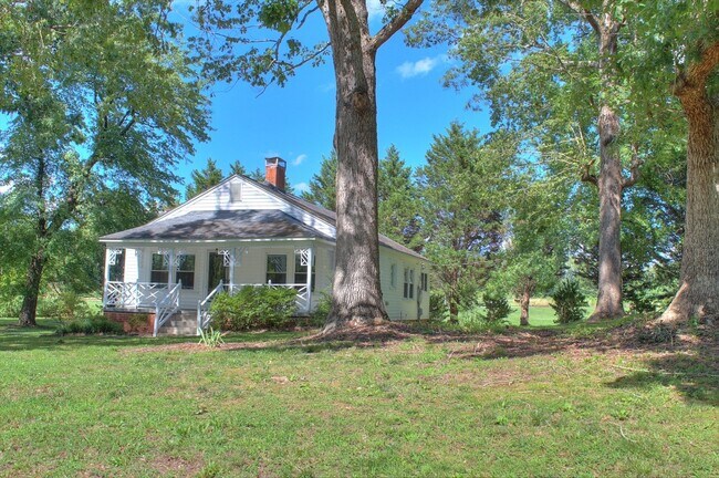 Photo - Charming Two Bedroom Home – Near Saxapahaw!