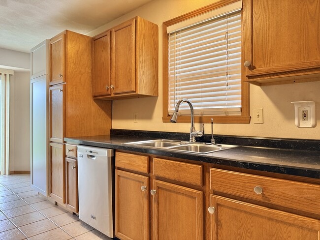 Photo - 809 Wynstone Way
