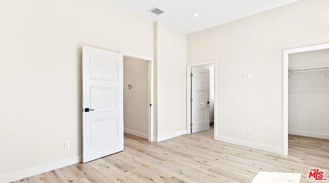 Photo - 16698 Moorpark St