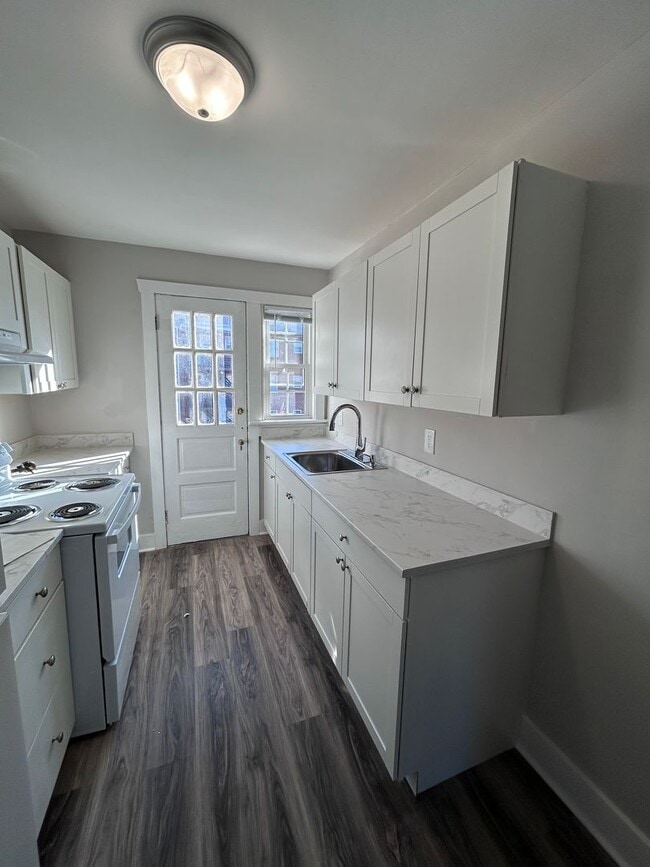 Building Photo - Available Now! | Fully Remodeled 2 Bed, 1 ... Unit 4903 #3