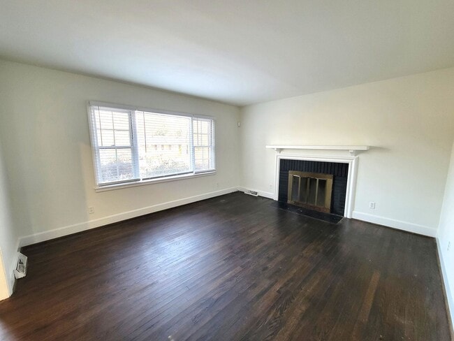 Photo - Renovated 3 Bedroom Near Shamrock & Eastway For Lease