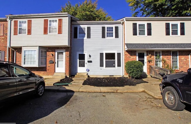 Building Photo - 90 Village Dr