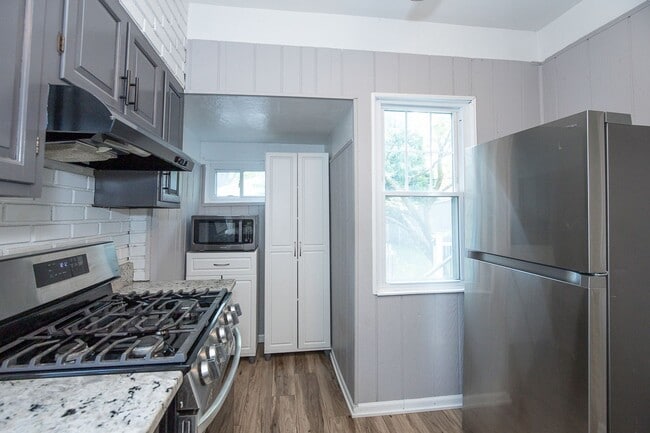 Photo - 3 Bedroom Lakewood Single House!