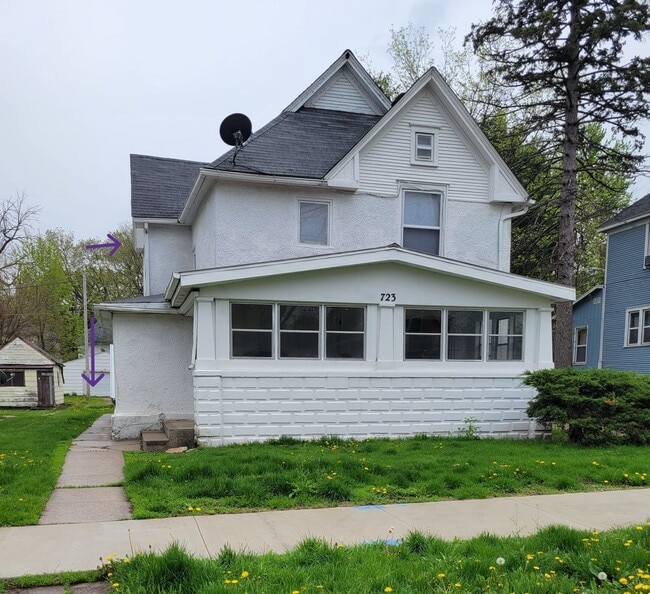 Building Photo - 723 W 1st St Unit 1/2