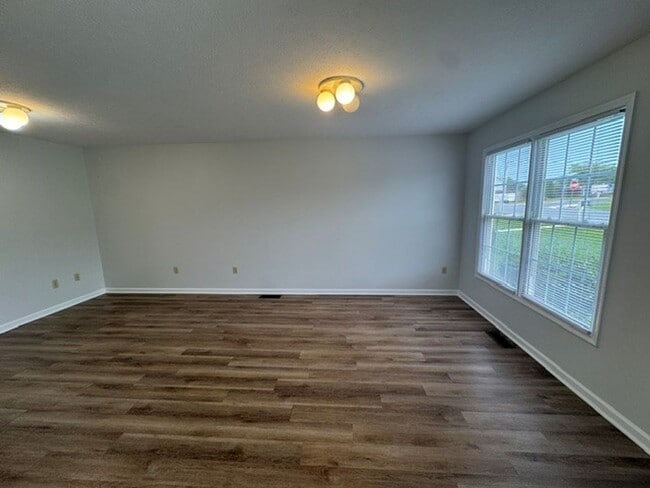 Photo - 1058 Oriole Ln