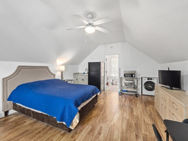 Photo - Studio Garage Apartment for Rent in Shell ...