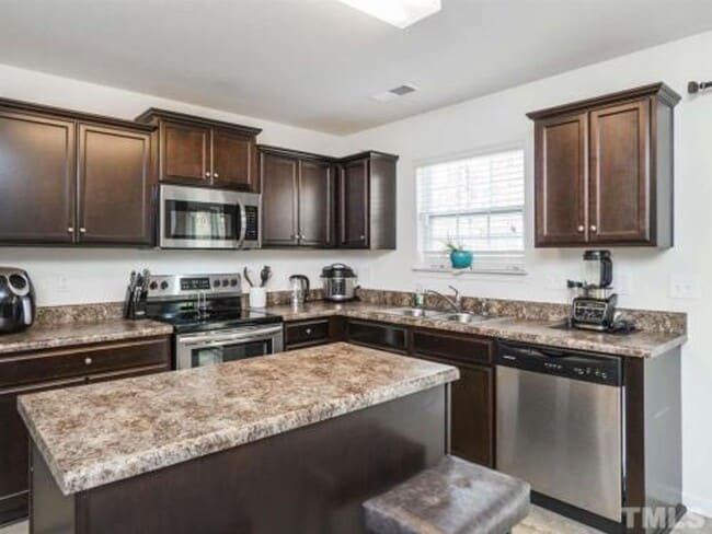 Building Photo - Spacious 3BR/2.5BA 2-Story Home with Open Floor Plan, Cul-de-Sac Charm, and Luxurious Features – ...