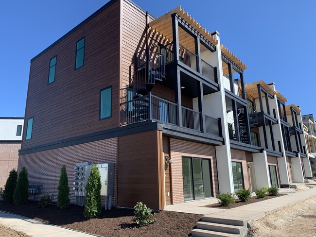 Kingsbury Village - Kingsbury Village Townhomes Unit 123