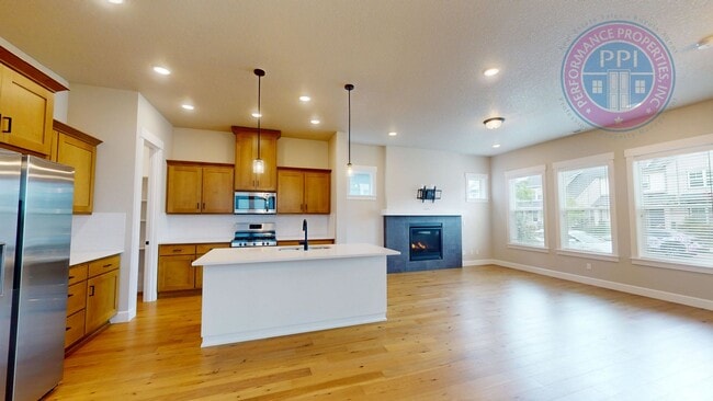 Photo - REED'S CROSSING! Luxury Home, Stylish Amenities, Central Air-Conditioning, Close To Nike & Intel