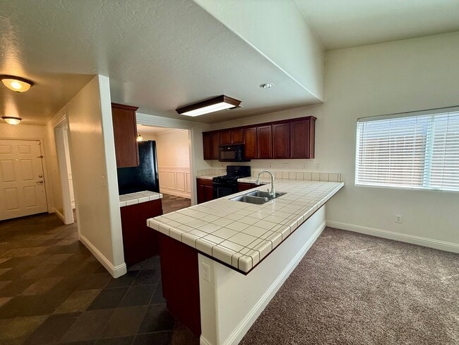 Photo - Beautiful 3 Bed / 2 Bath Home with Spacious Layout & Great Natural Light