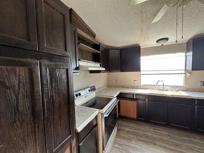 Photo - 102 Bailey St