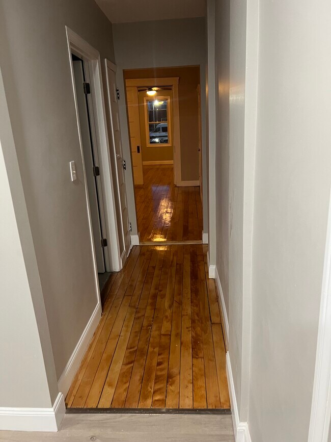 Hall - 49 Waverly St Unit Apt.2