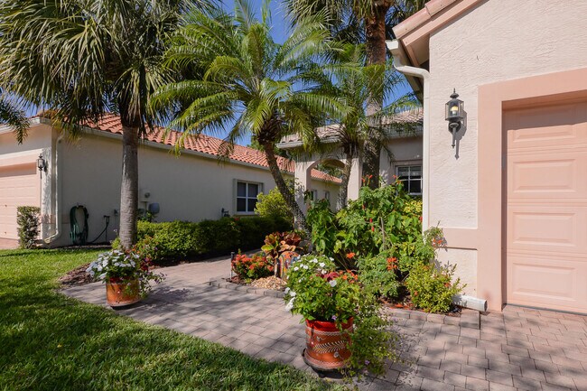 Photo - 329 NW Treeline Trce