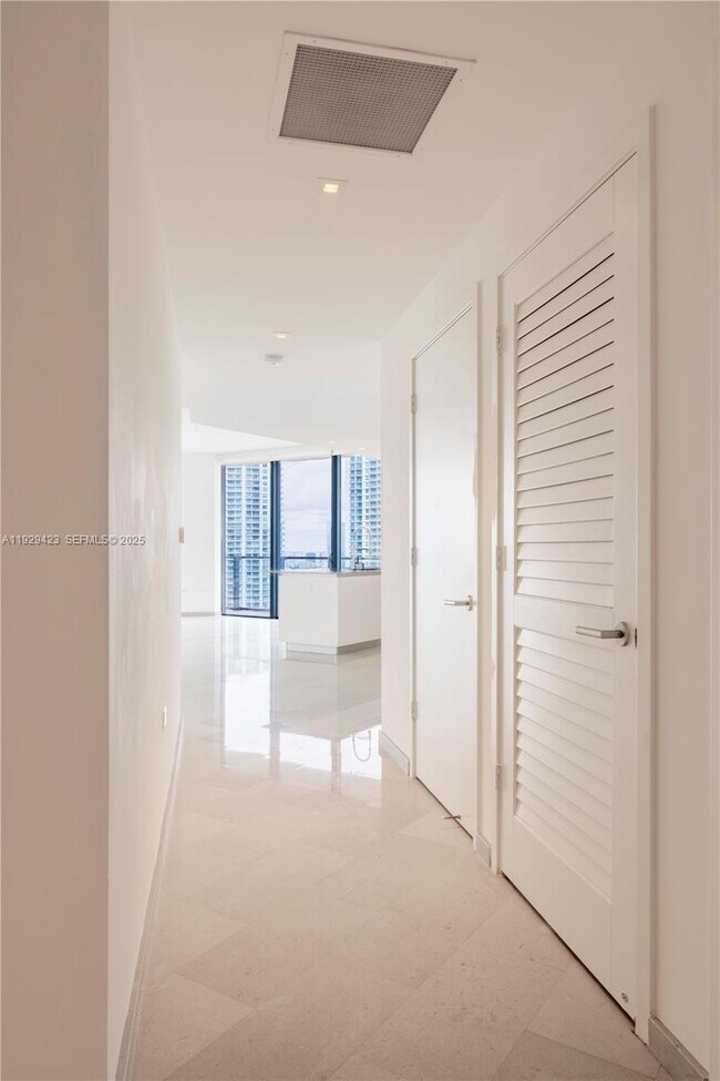 Photo - 68 SE 6th St Unidad 2112