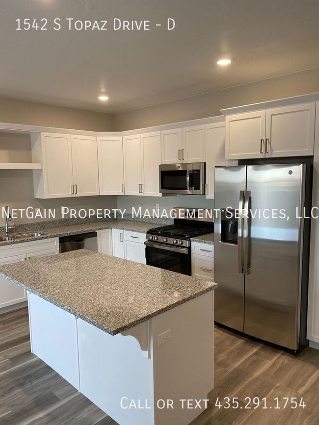 Photo - 1542 S W Topaz Dr
