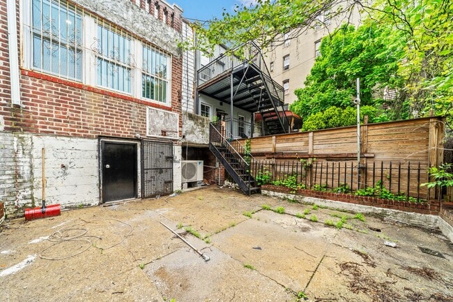 Photo - 2458 Lorillard Pl Unidad 1