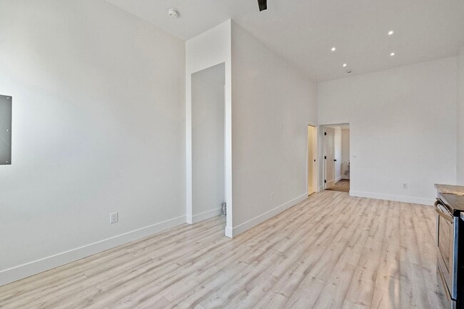 Photo - 903 W 7th St Unit 903 W 7th Street -  3