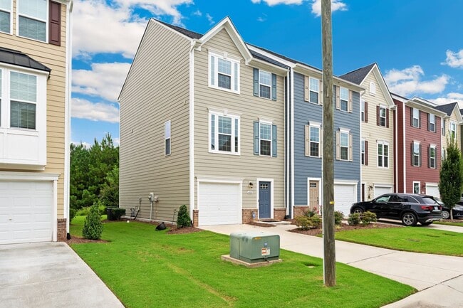 Building Photo - Beautiful 3 bedroom, 2.5 bath townhome in ...