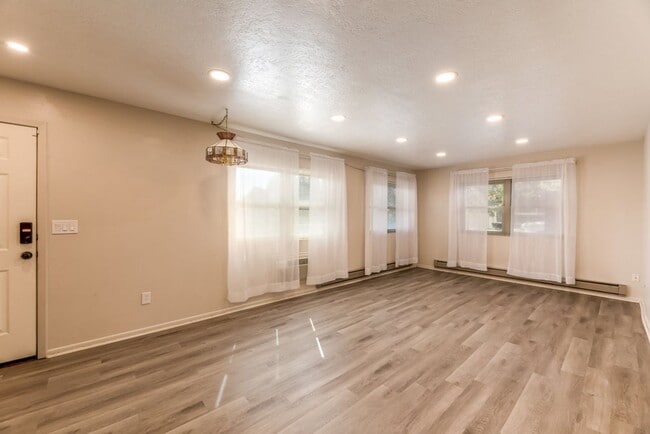 Photo - 4517 1175 W