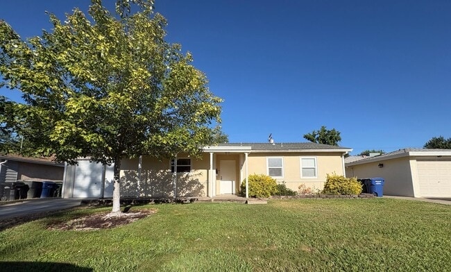 Building Photo - 909 Hampton Rd