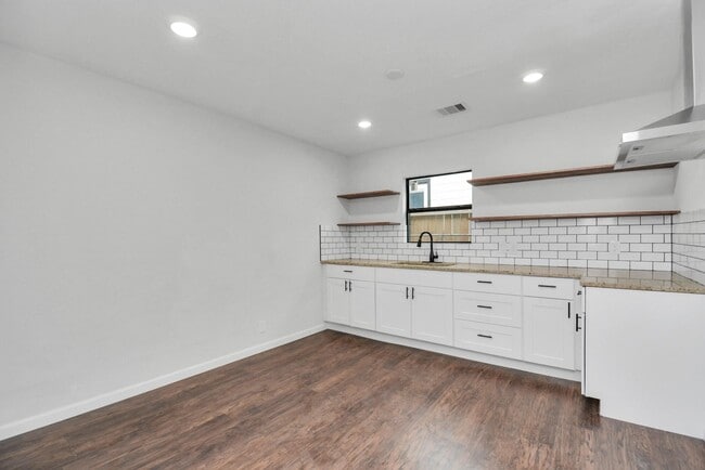 Photo - 262 De Boll St
