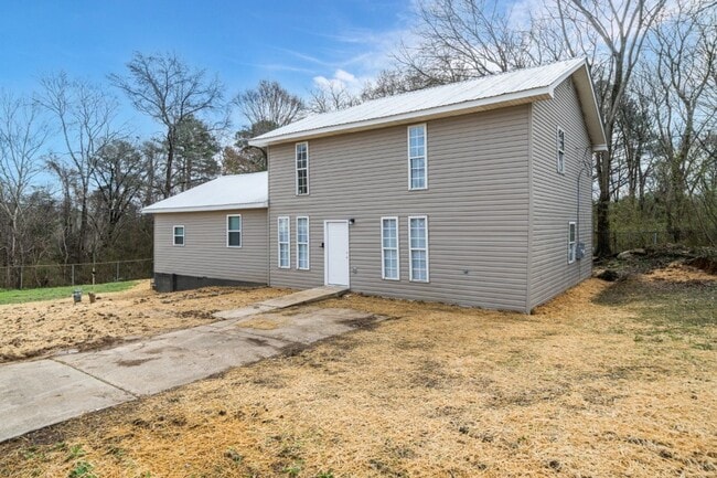 Photo - Beautifully Renovated 4BR/2.5BA with Large Yard in Graysville