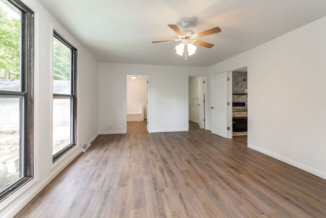 Building Photo - Rental Home in Hollister MO 3 bedroom 3 bath home with garage and fenced yard