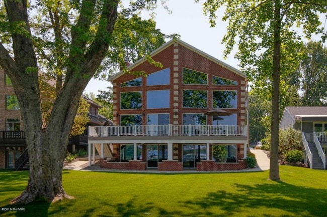 Luxury Lake Living - Luxury Lake Living