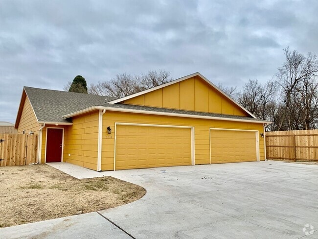 Building Photo - 3 bed/ 2 bath Townhome!!!