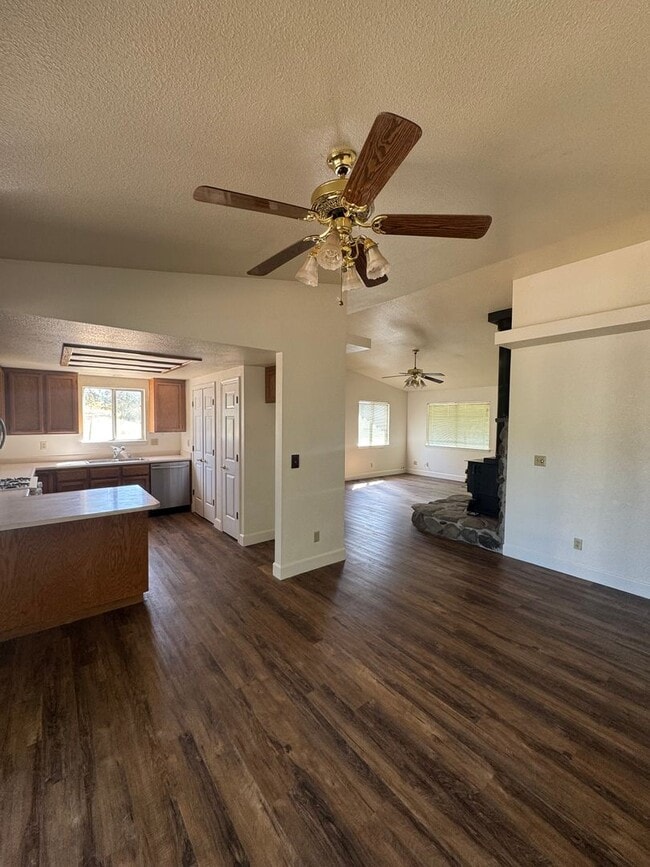 Photo - 3 BEDROOM HOME IN COUNTRY SETTING