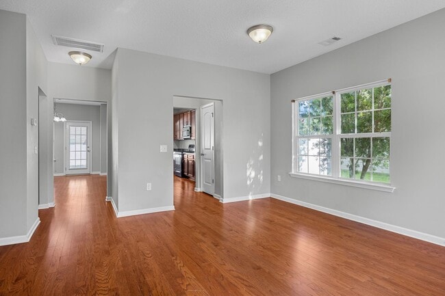 Photo - 5 Bedroom, 2.5 Bathroom - White Oak Subdivision - Richmond Hill