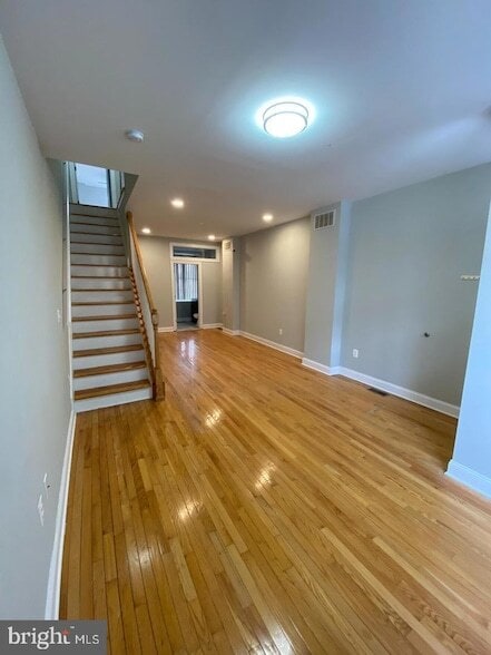 Building Photo - 325 E 21st St Rental