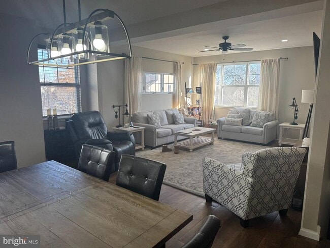 Photo - 43 S Poplar St