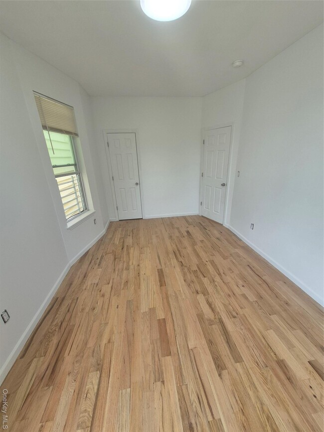 Photo - 829 E 226th St