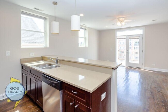 Building Photo - Lincoln Park Renovated Apartments! Unit 647-GR