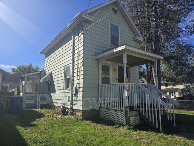 Photo - 325 Randall St