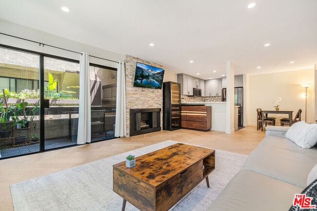 Photo - 950 Kings Rd Unit 216